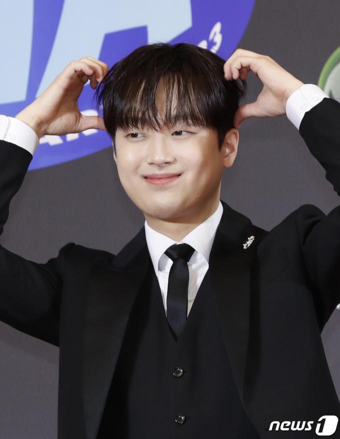 가수 이찬원이 17일 오후 서울 중구 동대문디자인플라자(DDP)에서 열린 '31주년 한터뮤직어워즈 2023' 레드카펫에서 귀여운 곰돌이 포즈를 취하고 있다. ⓒ News1 권현진 기자