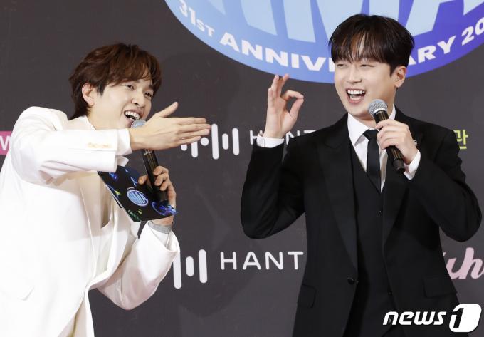 가수 이찬원이 17일 오후 서울 중구 동대문디자인플라자(DDP)에서 열린 '31주년 한터뮤직어워즈 2023' 레드카펫에서 MC 유재필(왼쪽)에게 아이돌 챌린지 춤을 전수받고 있다. ⓒ News1 권현진 기자