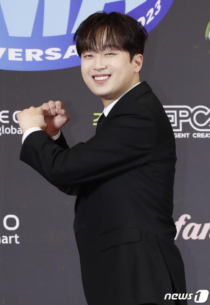 가수 이찬원이 17일 오후 서울 중구 동대문디자인플라자(DDP)에서 열린 '31주년 한터뮤직어워즈 2023' 레드카펫에서 홈런 포즈를 취하고 있다. ⓒ News1 권현진 기자