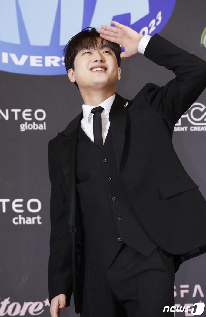 가수 이찬원이 17일 오후 서울 중구 동대문디자인플라자(DDP)에서 열린 '31주년 한터뮤직어워즈 2023' 레드카펫에서 홈런 세리머니를 하고 있다. ⓒ News1 권현진 기자