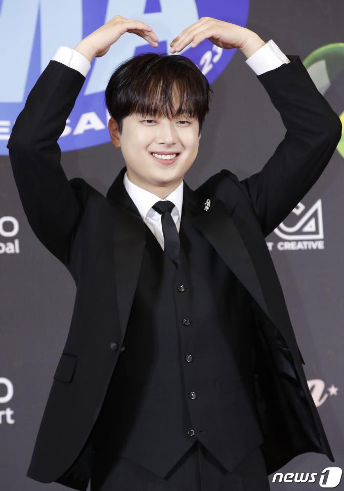 가수 이찬원이 17일 오후 서울 중구 동대문디자인플라자(DDP)에서 열린 '31주년 한터뮤직어워즈 2023' 레드카펫 행사에서 큰 하트를 그리고 있다. ⓒ News1 권현진 기자