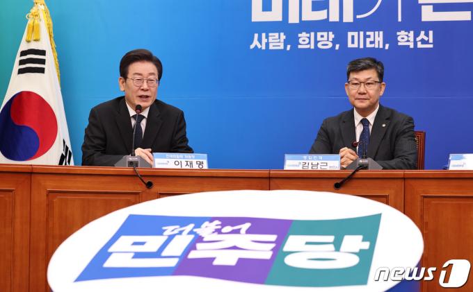 이재명 더불어민주당 대표가 24일 오전 서울 여의도 국회에서 열린 '10호 인재' 김남근 변호사 영입식에서 환영사를 하고 있다. 2024.1.24/뉴스1 ⓒ News1 구윤성 기자