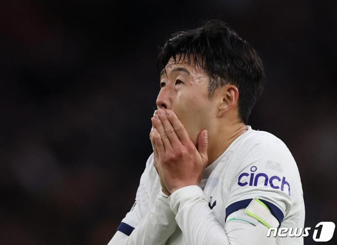 [사진] EPL 울버햄튼 전 패한 뒤 안타까워 하는 손흥민