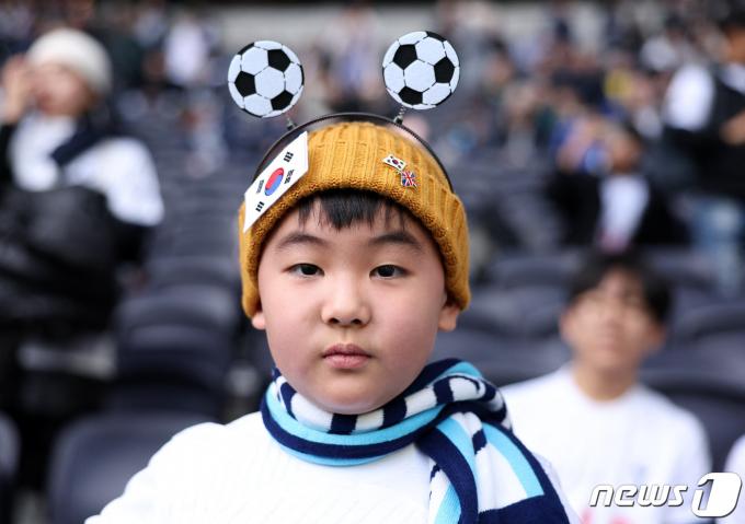 [사진] 손흥민과 황희찬 경기 응원하는 어린이 한국 팬