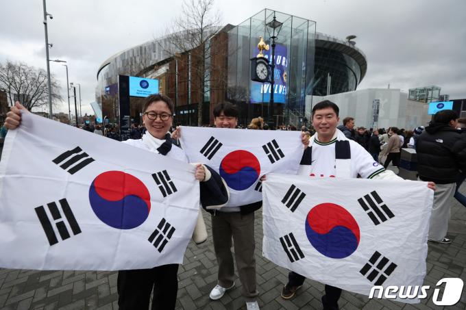 [사진] 태극기 들고 손흥민과 황희찬 대결 응원하는 한국 팬