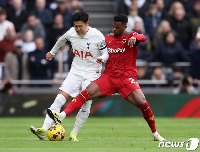 [사진] EPL 울버햄튼의 넬송 세메두와 볼 다투는 손흥민
