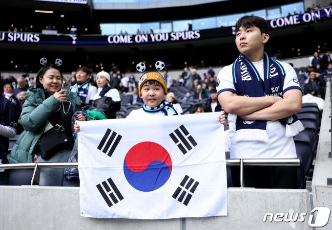[사진] 손흥민과 황희찬의 경기 응원하는 한국 팬들