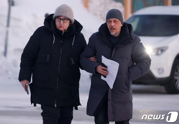 [사진] 변호사와 조사委 도착하는 러시아 나발니 어머니