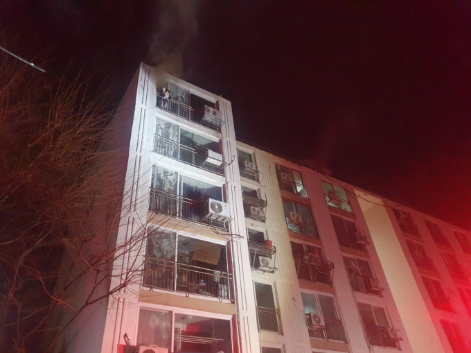 인천의 한 아파트에서 불이 나 10살 남아 1명이 연기를 흡입하는 등 부상을 입어 병원으로 이송됐다. 17일 오후 7시3분쯤 인천시 연수구  선학동의 한 지상 6층짜리 아파트에서 불이나 집에 머물고 있던 A군(10)이 부상을 입었다. /사진=뉴스1(인천소방본부 제공)