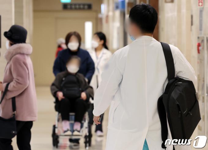 16일 서울의 한 대형 종합병원에서 의료진이 발걸음을 옮기고 있다.  2024.2.16/뉴스1 ⓒ News1 이동해 기자