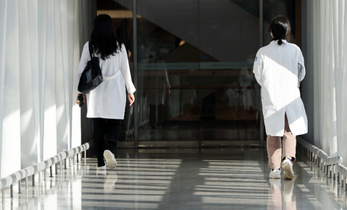 정부가 각 수련병원에 전공의들의 근무상황을 매일 보고하라는 명령을 내렸다. 사진은 지난 16일 서울의 한 대형 종합병원에서 의료진이 발걸음을 옮기고 있다. /사진=뉴스1