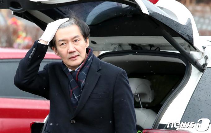 조국 전 법무부 장관이 15일 오후 대전 유성구 국립대전현충원을 찾아 홍범도 장군 묘역에 참배하기 위해 이동하고 있다. 이날 조 전 장관은 '조국신당' 창당준비위원회 출범식을 갖고 신당 창당의 첫발을 내딛었다. 2024.2.15/뉴스1 ⓒ News1 김기태 기자