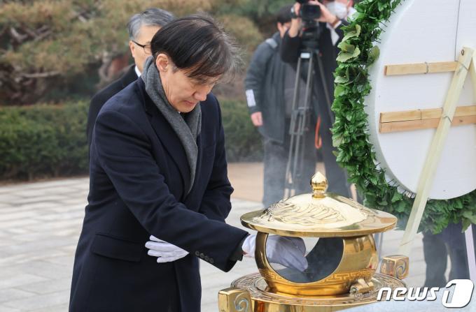 [사진] 조국 전 장관, 김영삼 전 대통령 묘역 참배
