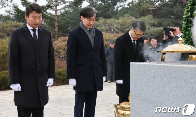 [사진] 조국 전 장관, 김영삼 전 대통령 묘역 참배