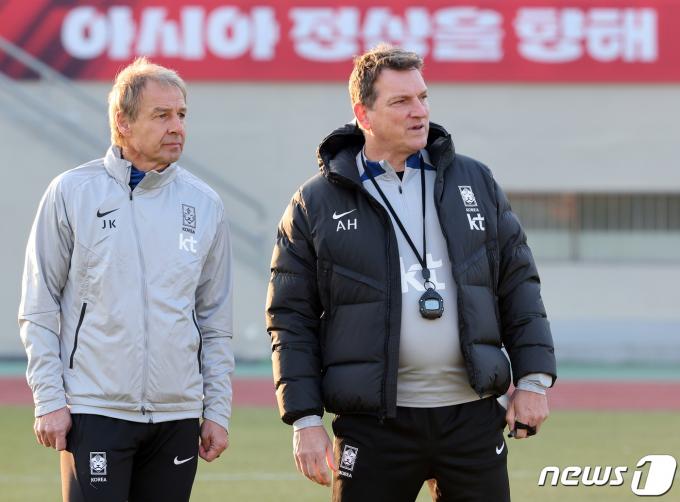위르겐 클린스만 대한민국 축구대표팀 감독이 14일 오후 서울 양천구 목동운동장에서 2026 국제축구연맹(FIFA) 북중미 월드컵 아시아 지역 2차 예선을 앞두고 안드레아스 헤어초크 수석코치(오른쪽)와 선수들의 훈련을 지켜보고 있다.  2023.11.14/뉴스1 ⓒ News1 김진환 기자