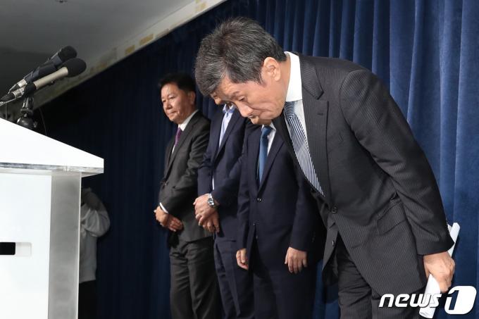 정몽규 대한축구협회장이 16일 오후 서울 종로구 축구회관에서 위르겐 클린스만 축구대표팀 감독의 거취 관련 발표를 마친뒤 인사하고 있다. 2024.2.16/뉴스1 ⓒ News1 이광호 기자