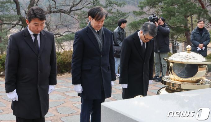 [사진] 조국 전 장관, 김대중 전 대통령 묘역 참배
