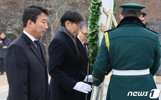 [사진] 김영삼 전 대통령 묘역 참배하는 조국 전 장관