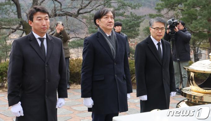 [사진] 김대중 전 대통령 묘역 참배하는 조국 전 장관
