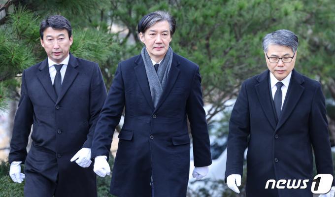 [사진] 김대중 전 대통령 묘역 찾은 조국 전 장관