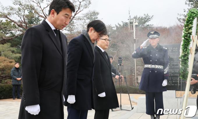 [사진] 김영삼 전 대통령 묘역 참배하는 조국 전 장관
