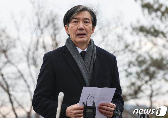 [사진] 조국 전 장관, 전 대통령 묘역 참배 후 취재진 질의답변