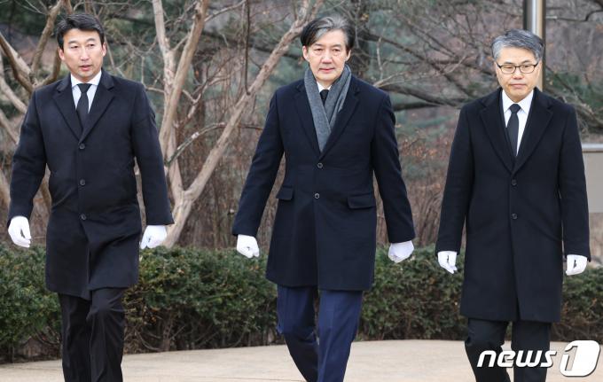 [사진] 김영삼 전 대통령 묘역 찾은 조국 전 장관