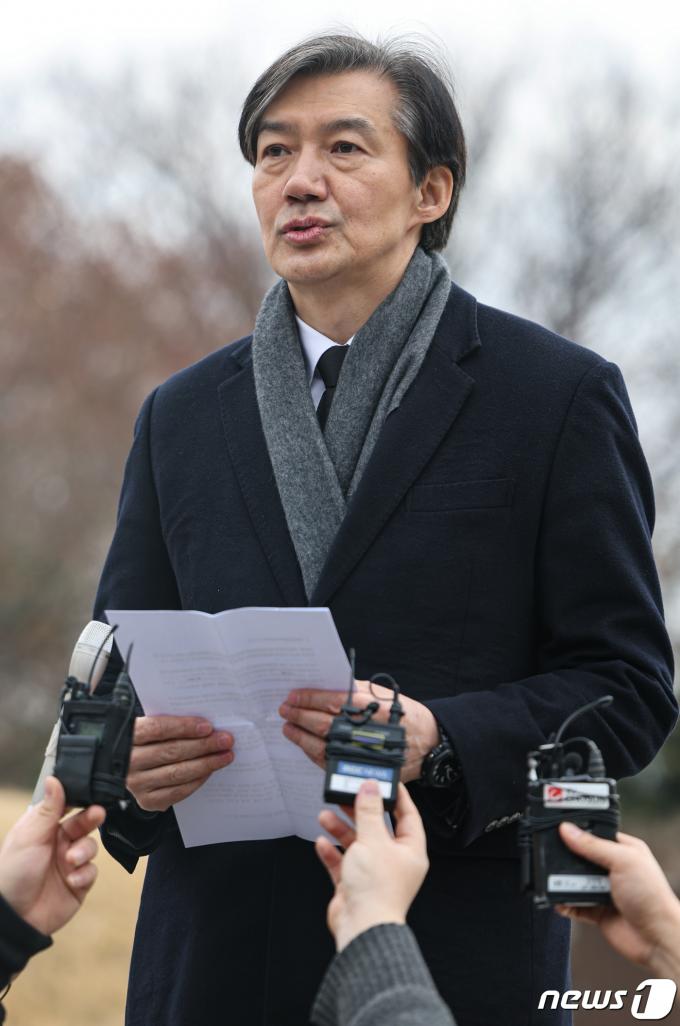 [사진] 취재진에 답변하는 조국 전 장관