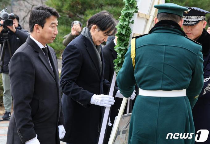 [사진] 김대중 전 대통령 묘역 찾은 조국 전 장관