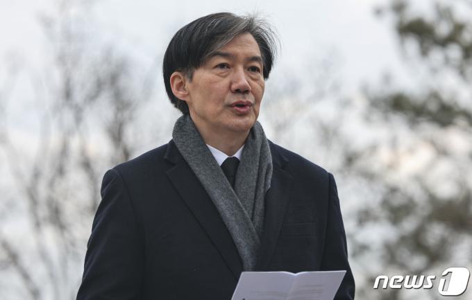 [사진] 조국 전 장관, 전 대통령 묘역 참배 후 취재진 질의답변