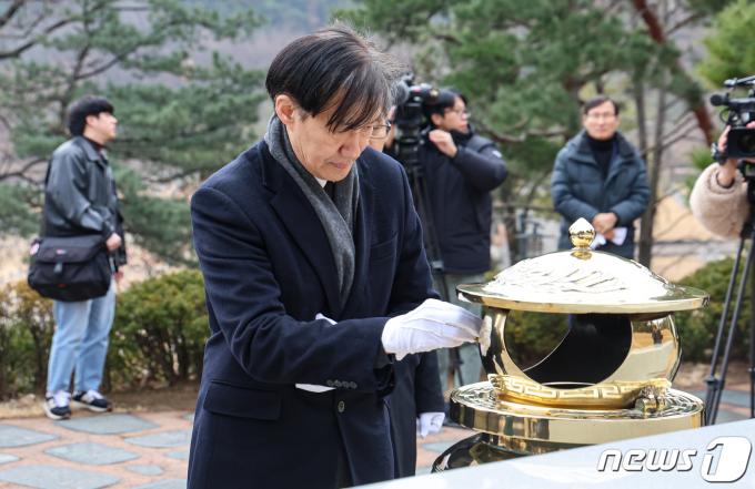 조국 전 법무부 장관이 18일 오전 서울 동작구 국립현충원 김대중 전 대통령 묘역에서 참배를 하고 있다. 2024.2.18/뉴스1 ⓒ News1 김도우 기자