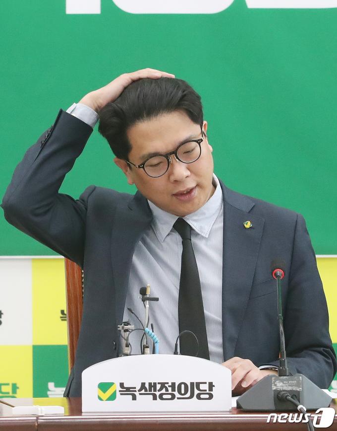 [사진] 생각에 잠긴 김준우 상임대표