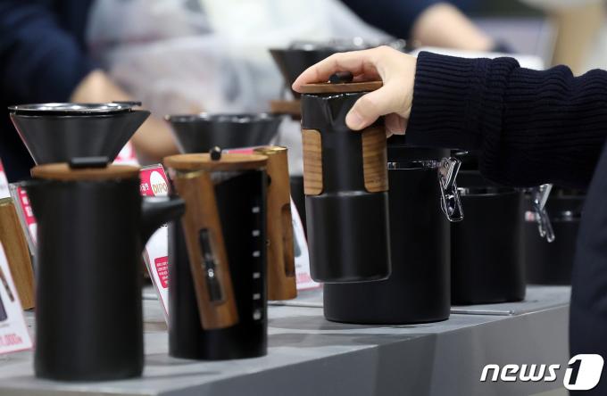 [사진] 커피 기기 살펴보는 관람객