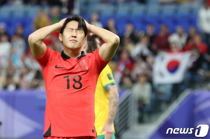 대한민국 이강인이 2일(현지시간) 카타르 알와크라 알자누브 스타디움에서 열린 2023 아시아축구연맹(AFC) 카타르 아시안컵 8강전 호주와 대한민국의 경기에서 득점 기회를 놓친 후 아쉬워하고 있다. 2024.2.3/뉴스1 ⓒ News1 김성진 기자