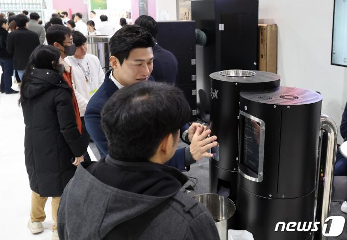 [사진] 커피 기기 상담 받는 관람객들