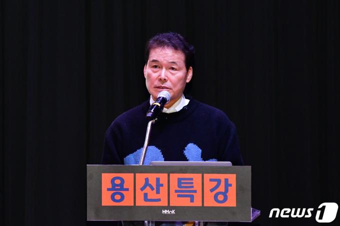 김영호 통일부 장관이 16일 전쟁기념관에서 열린 '2024 용산특강'에서 '북한의 경제·사회 실태'를 주제로 강연하고 있다. 2024.2.18../뉴스1