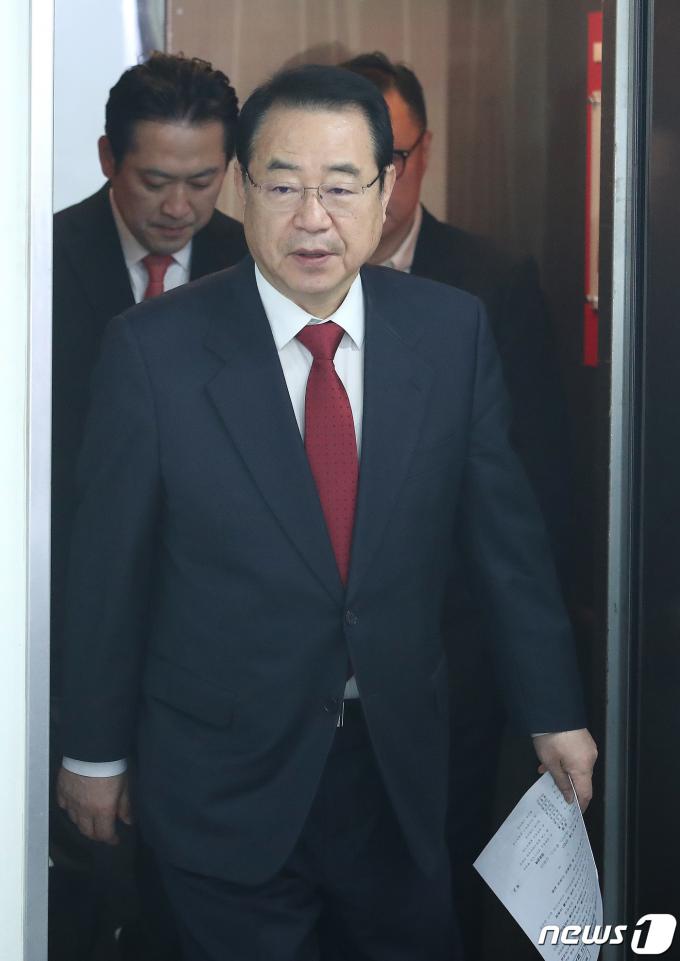 [사진] 공천 결과 발표 나서는 정영환 위원장