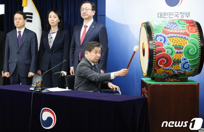 [사진] '신문고를 두드리면 국민의 삶이 나아집니다'