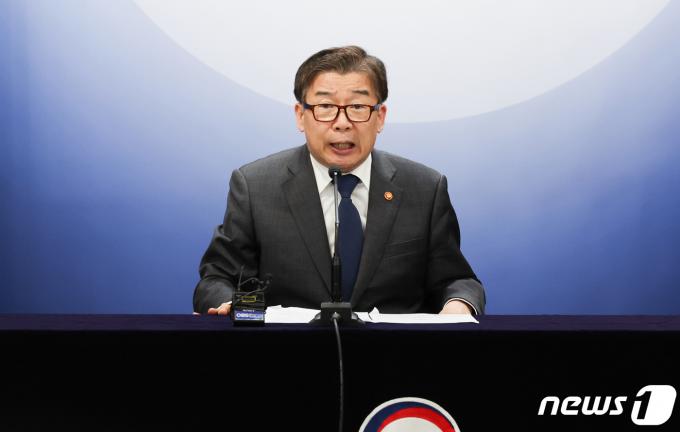 [사진] 2024년 업무보고 브리핑하는 유철환 권익위원장