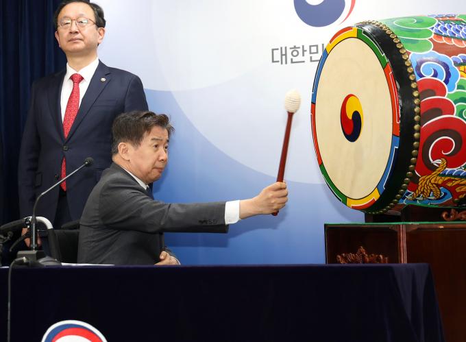 유철환 국민권익위원장이 지난 16일 서울 종로구 정부서울청사 공용브리핑실에서 권익위 2024년 업무보고 브리핑에 앞서 조선 태종이 백성의 억울함을 듣기 위해 설치한 신문고를 두드리고 있다.(국민권익위원회 제공)