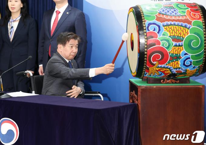 [사진] 신문고 두드리는 유철환 권익위원장
