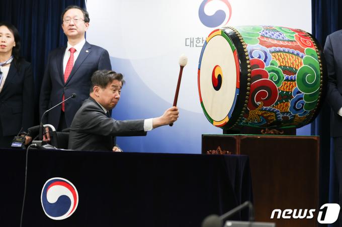 [사진] '신문고를 두드리면 국민의 삶이 나아집니다'