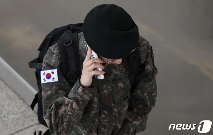 군인이 통화를 하는 모습. ⓒ News1 김민지 기자