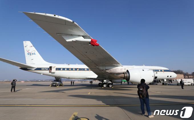 경기 평택 주한미군 오산공군기지에서 미국 항공우주국(NASA) 연구용 DC-8 항공기가 공개되고 있다. ⓒ 뉴스1 김영운 기자
