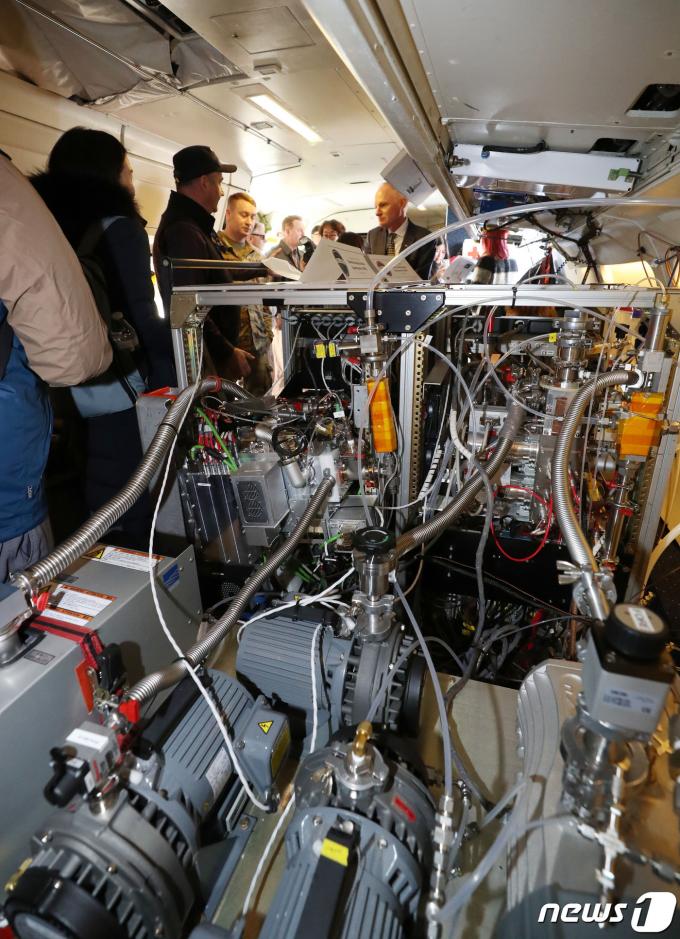 경기 평택시 주한미군 오산공군기지에서 미국 항공우주국(NASA) 연구용 DC-8 항공기에 탑재된 실험 장비가 공개되고 있다. ⓒ 뉴스1 김영운 기자
