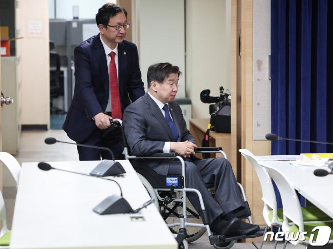[사진] 입장하는 유철환 권익위원장