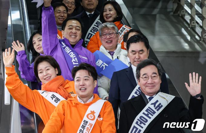이준석 개혁신당 대표와 양향자 원내대표, 이낙연·김종민 새로운미래 공동대표, 금태섭·조성주 새로운선택 공동대표, 조응천·이원욱 원칙과상식 의원이 설 연휴 첫날인 9일 서울 용산역에서 귀성인사를 하기 위해 이동하고 있다../뉴스1 ⓒ News1 장수영 기자
