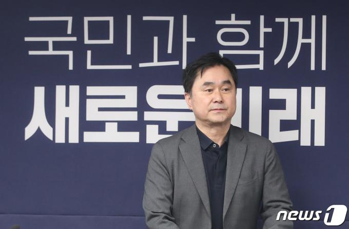 [사진] 기자간담회 나선 김종민 최고위원