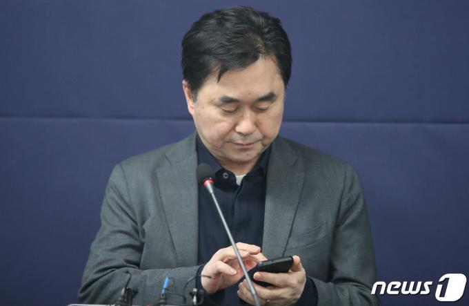 [사진] 스마트폰 확인하는 김종민 최고위원