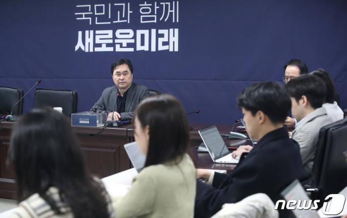 [사진] 기자간담회 나선 김종민 최고위원